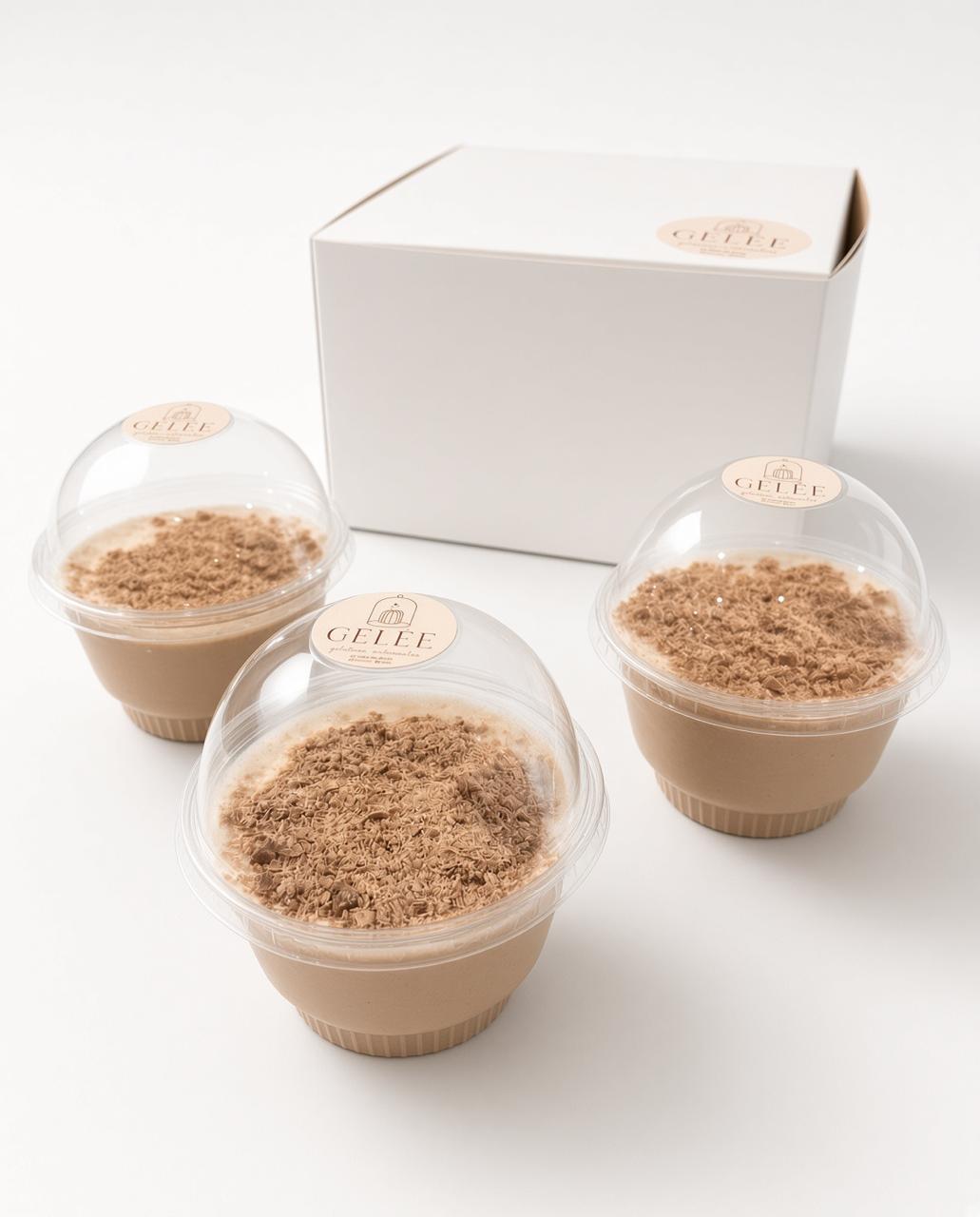 Tres gelatinas GELÉE sabor Turín en vaso individual, junto a su caja